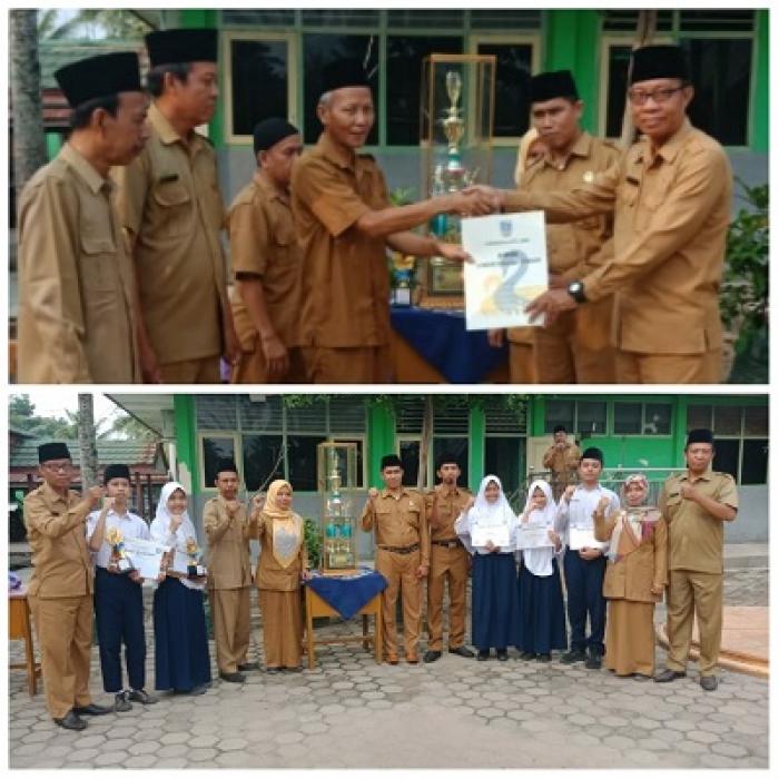 Penyerahan Piala Juara Adiwiyata dan Juara Umum Nuansa MTK Tahun 2019 kepada Kepala Madrasah MTs N 3 Kota Jambi