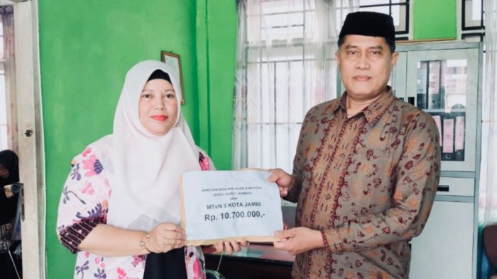 Keluarga Besar MTsN 3 Kota Jambi Salurkan Bantuan untuk Korban Banjir di Sumatera