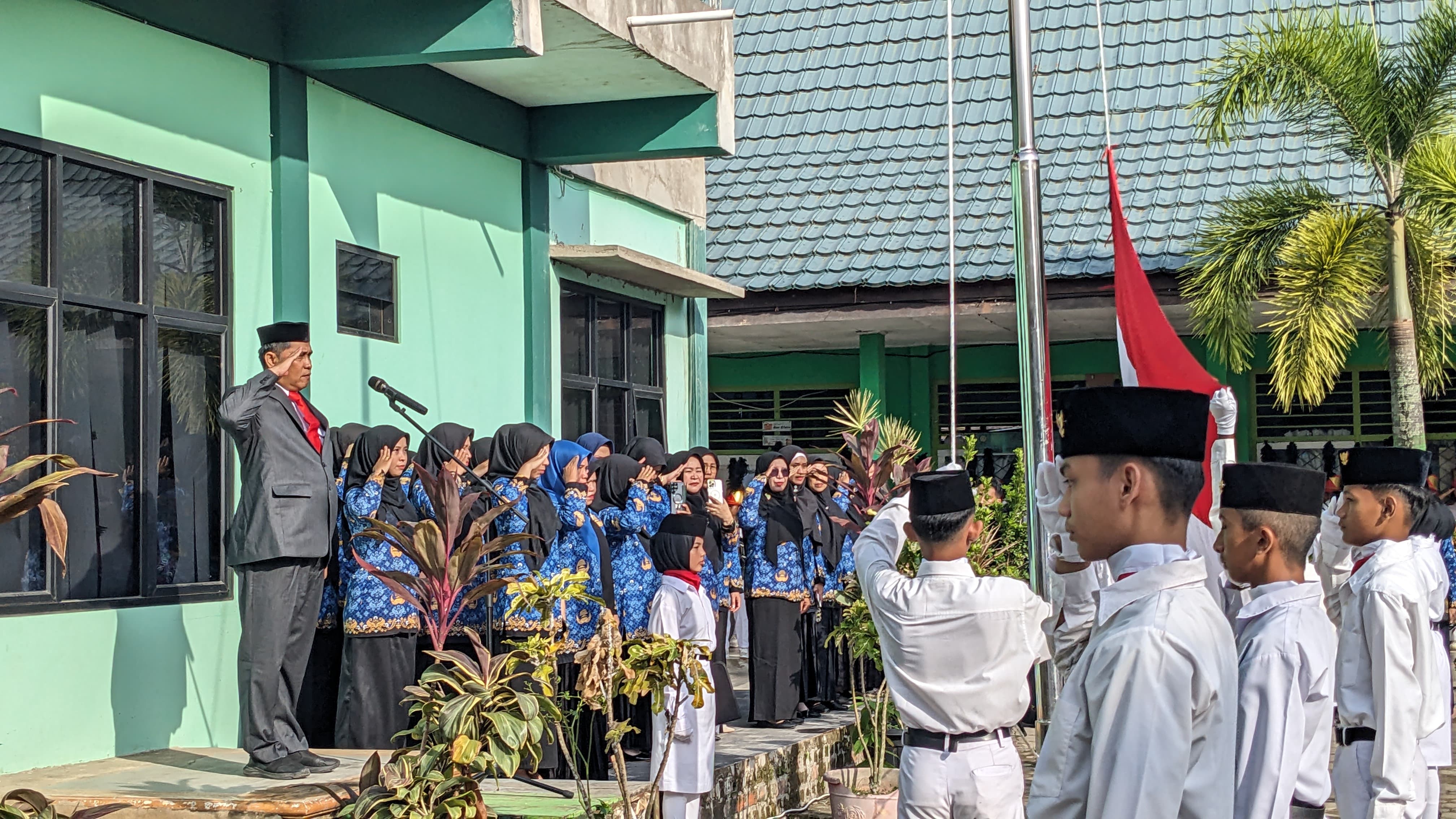 Upacara 17 Agustus di MTsN 3 Kota Jambi: Proklamasi Menggema, Amanat Presiden Tekankan Pangan dan Pendidikan