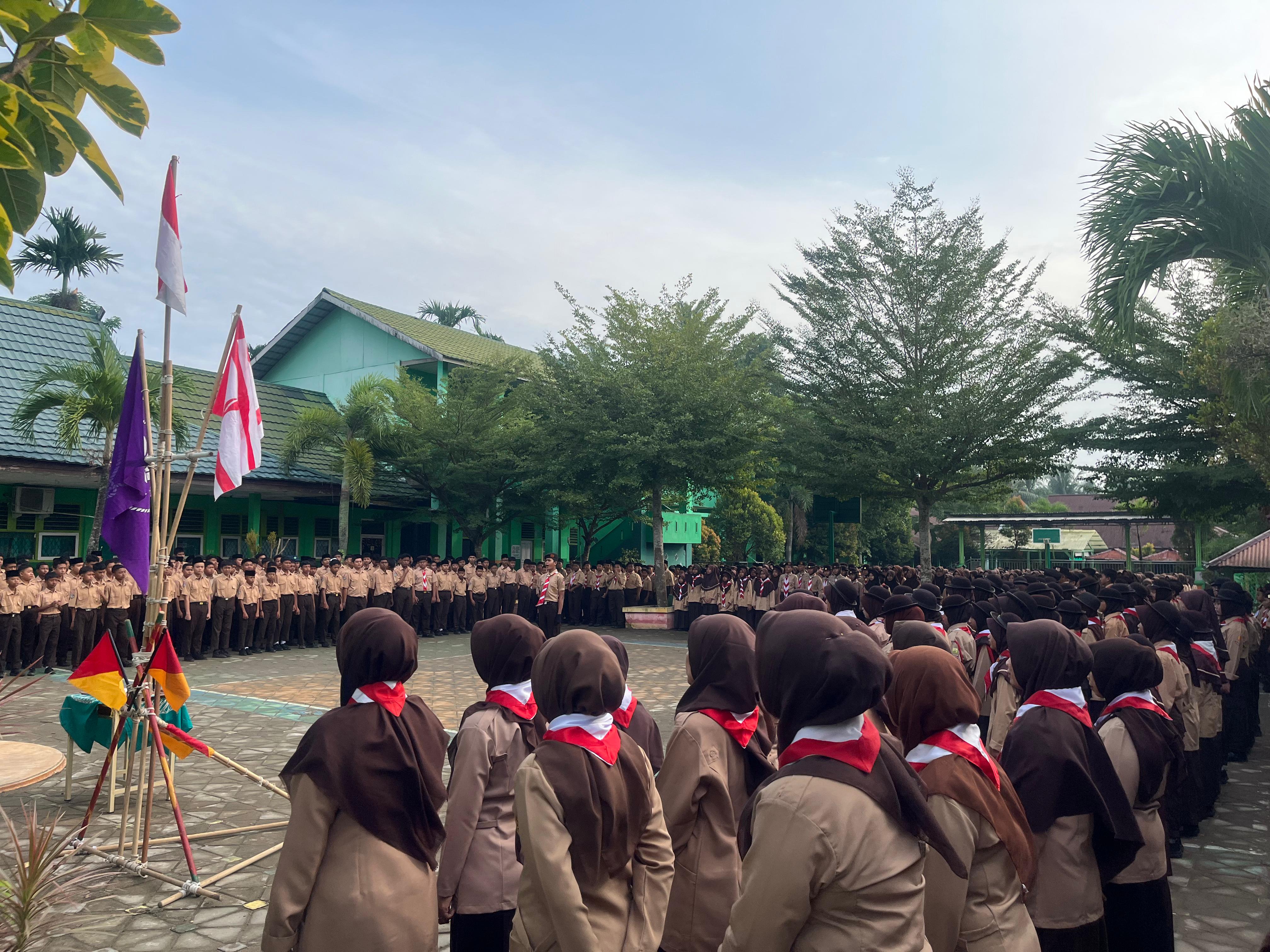 Upacara Hari Pramuka ke-64 di MTsN 3 Kota Jambi: Kuis Berhadiah, Pelantikan 26 Penggalang, dan Potong Tumpeng Kebersamaan