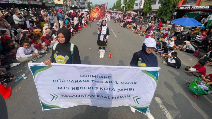 Gita Bahana Tholabul Mahir Tampil Memukau di Pawai Pembangunan Jambi Gita Bahana Tholabul Mahir Tampil Memukau di Pawai Pembangunan Jambi