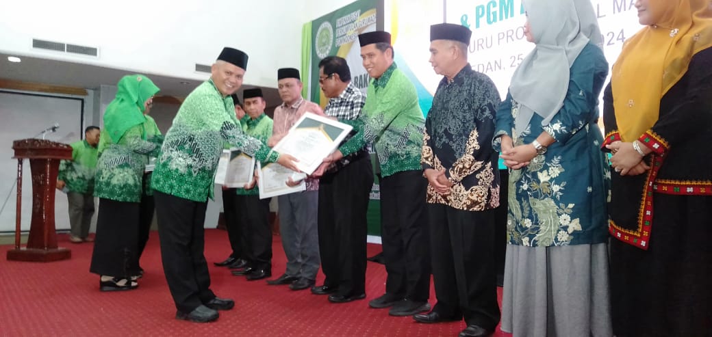 RAKERNAS PERSATUAN GURU MADRASAH SEINDONESIA DI MEDAN. INI DAFTAR NAMA PENERIMA PGM INDONESIA AWARD PERWAKILAN JAMBI! 