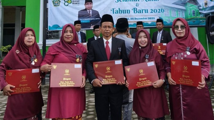 Enam Guru MTsN 3 Kota Jambi Terima Satyalencana Karya Satya, Dedikasi Puluhan Tahun Mengabdi untuk Pendidikan