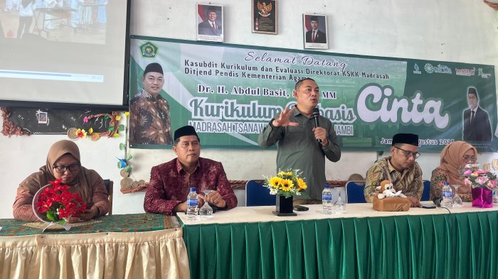 Kasubdit Kurev KSKK Madrasah Kemenag RI Beri Pengarahan Implementasi Kurikulum Berbasis Cinta di MTsN 3 Kota Jambi