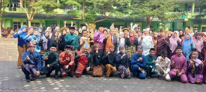 Peringati HUT ke-81 RI, Kepala MTsN 3 Kota Jambi Hadiri Upacara Bersama Jajaran Madrasah Peringati HUT ke-81 RI, Kepala MTsN 3 Kota Jambi Hadiri Upacara Bersama Jajaran Madrasah