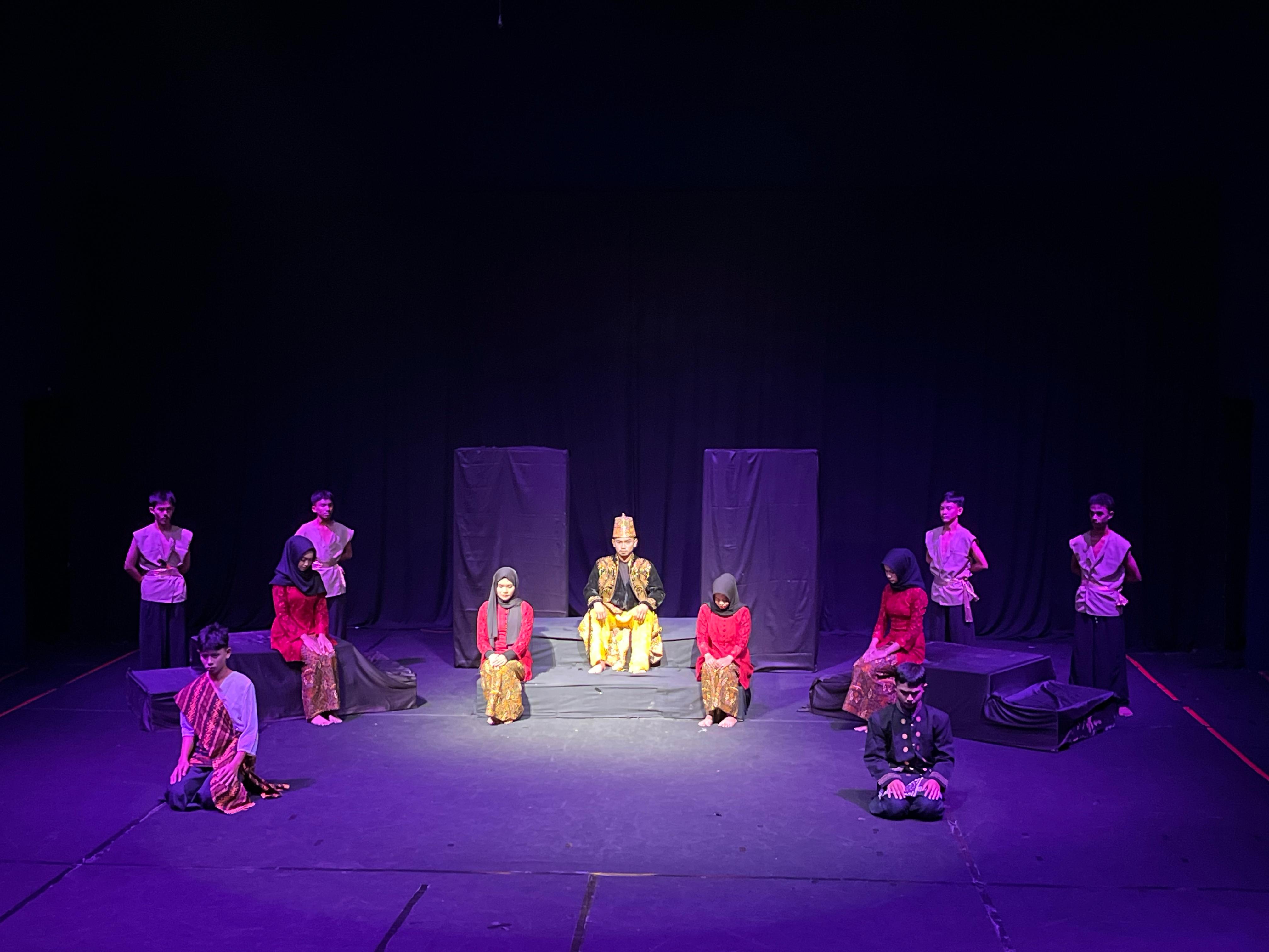 Memukau! Siswa Kelas IX MTs N 3 Kota Jambi Tampilkan Lakon Keris Siginjai di Teater Arena Taman Budaya Jambi