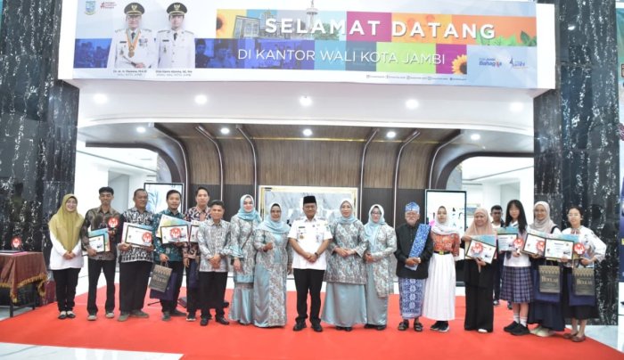 Dua Guru Seni MTsN 3 Kota Jambi Menang  Lomba Desain Batik Jambi