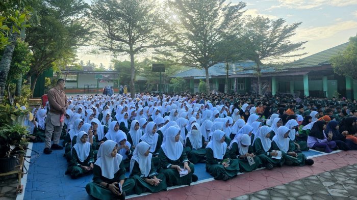 Jumat Penuh Berkah, Warga MTsN 3 Kota Jambi Awali Hari dengan Yasinan Bersama dan Aksi Bersih Kelas