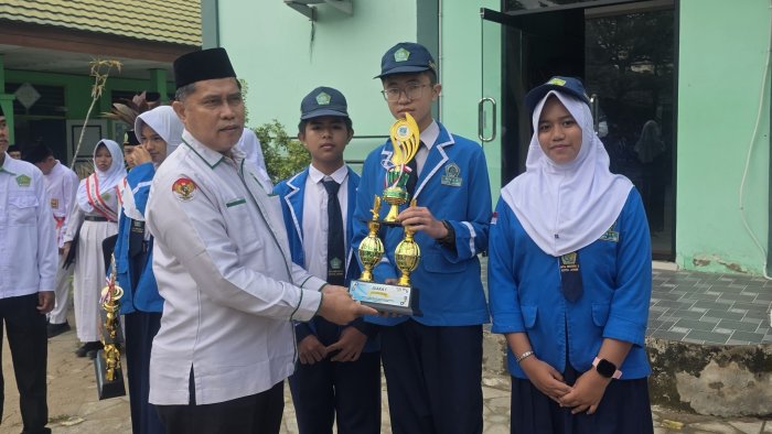 Semangat Berprestasi! MTsN 3 Kota Jambi Apresiasi Juara dalam Upacara Bendera