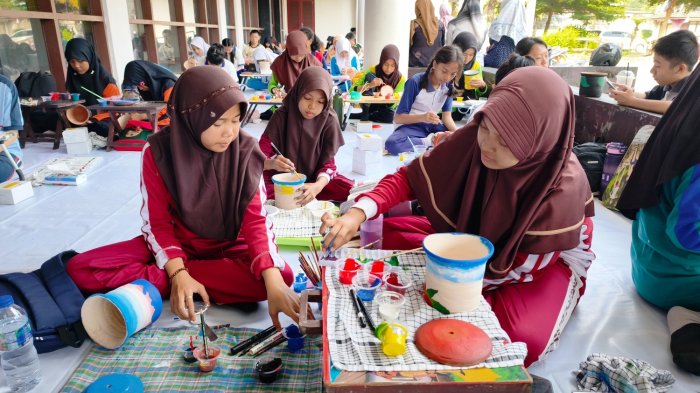 Berani Berkarya, Tiga Siswi MTsN 3 Kota Jambi Tampil di Lomba Melukis Gerabah Museum Siginjei