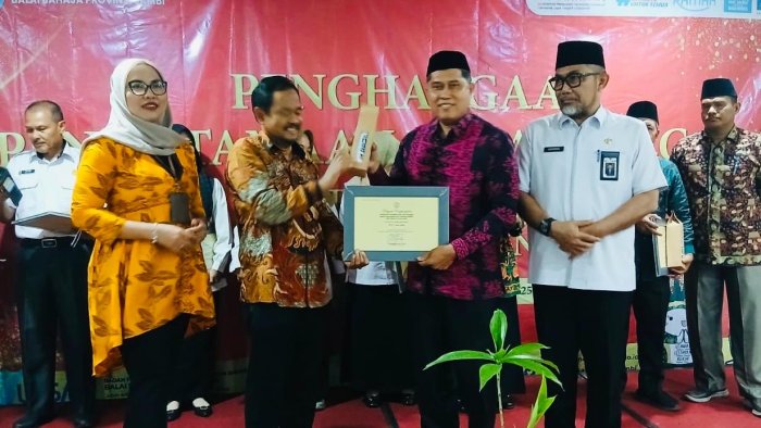 MTsN 3 Kota Jambi Raih Penghargaan Lembaga Pendidikan Terbaik dalam Pengutamaan Bahasa Negara 2025
