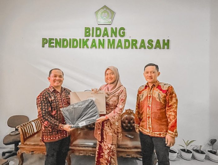 Guru MTsN 3 Kota Jambi, Rini Febriani, Terima Bantuan Laptop dari GTK Madrasah Kemenag RI