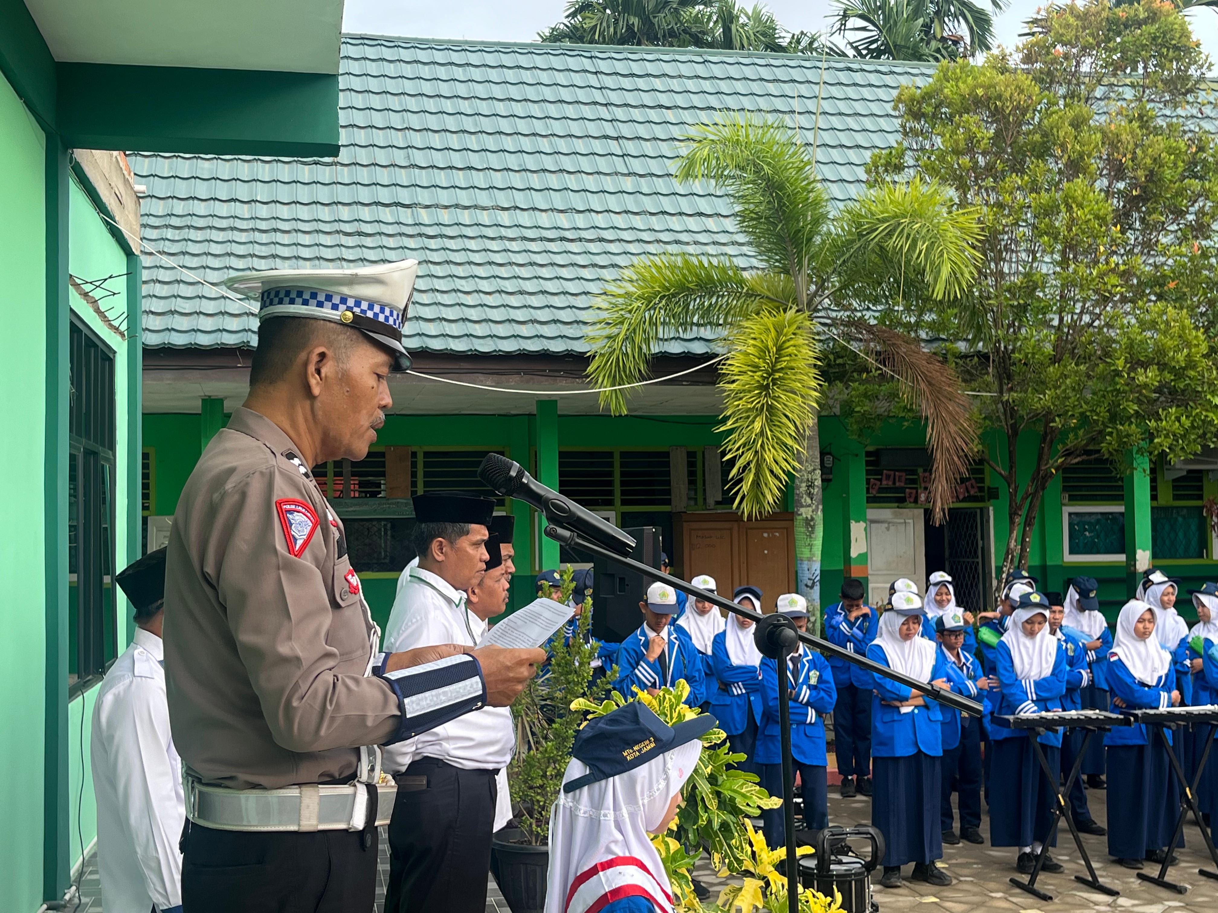 Menanamkan Kesadaran Berlalu Lintas : POLISI Goes To School di MTsN 3 Kota Jambi