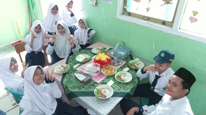 Meledaknya Kreativitas P5RA 2025! Siswa MTsN 3 Kota Jambi Tunjukkan Budaya Lewat Kue, Masakan, dan Parcel